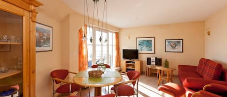 modern eingerichtetes Wohnzimmer