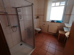 Tageslichtbad mit Dusche & WC
