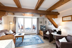 heller Wohnbereich mit Zugang zum Balkon