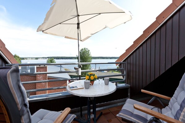den Tag mit einem schönen Frühstück auf dem Balkon einleuten