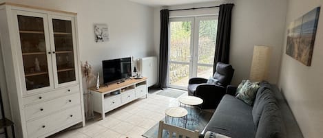 heller Wohn- und Essbereich mit Zugang zur Terrasse