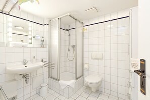 mit Dusche und großem Wandspiegel