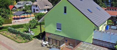 Blick auf das Wohnhaus mit Ferienwohnung im Souterrain