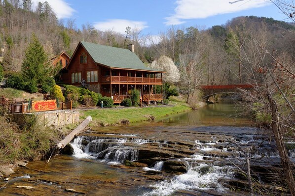 Pigeon Forge Waterfall Cabin "Creekside Lodge" - Waterfall Views