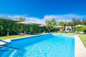 Finca mit Pool und Entspannungsbereich