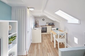 Cooks Cabin, Whitby - Host & Stay