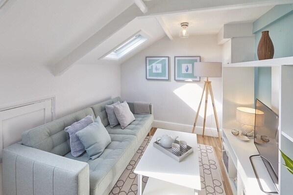 Cooks Cabin, Whitby - Host & Stay