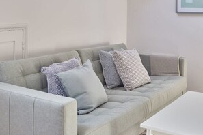 Cooks Cabin, Whitby - Host & Stay