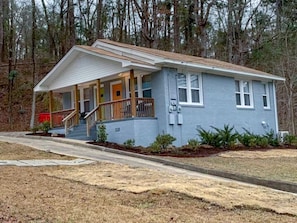 The front to Mountain and Spring bungalows. Mountain has the green door.