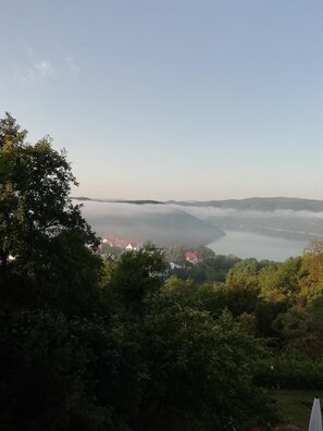 Blick über den See mit Nebel.