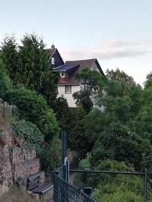 Haus Blick am Edersee vom Wanderweg hinter dem Haus. 