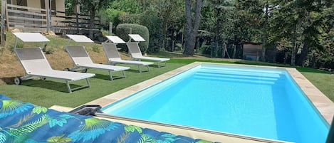 L'agréable piscine privatisée,  non chauffée,   nettoyée par nos soins le matin.