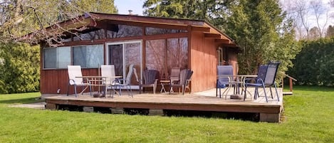 Huge private yard Suntan on the deck while enjoying favorite BBQ delights.