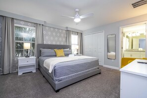 Master Bedroom Suite with King size bed (Upstairs)