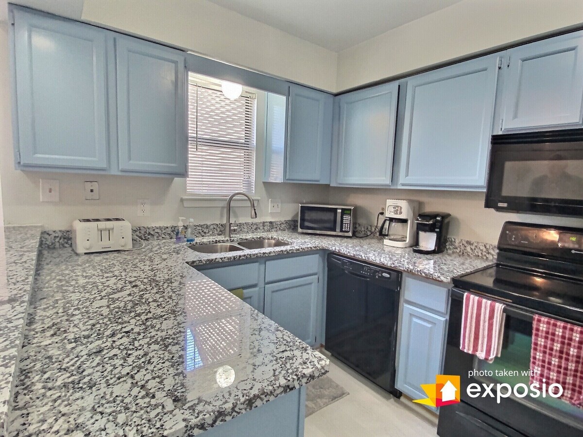 Renovated, close to Beach, Private Deck with BBQ, includes bikes.