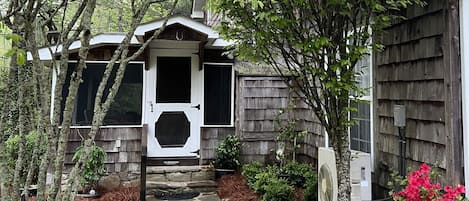 Mountain Laurel Cottage Entrance