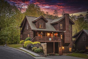 Exterior of River's Edge Cabin. No scary roads to access and ample parking! 