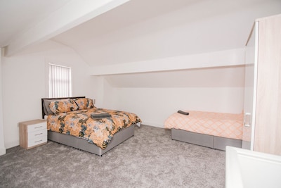 Newly refurbished 3 bed apartment 10 mins from Doncaster town centre &amp; Amazon distribution ce...