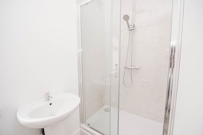 Newly refurbished 3 bed apartment 10 mins from Doncaster town centre &amp; Amazon distribution ce...