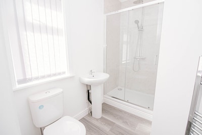 Newly refurbished 3 bed apartment 10 mins from Doncaster town centre &amp; Amazon distribution ce...