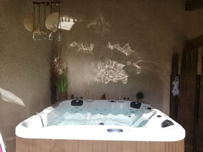 Indoor spa tub