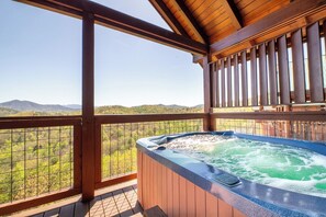 Heavenly View's bubbling hot tub