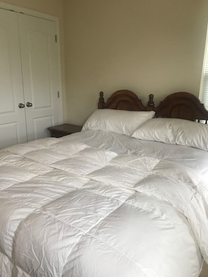 Bedroom with closet - Queen bed