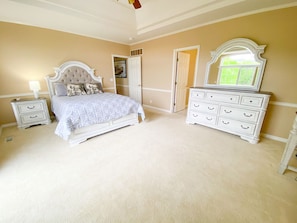Master bedroom (Queen bed)