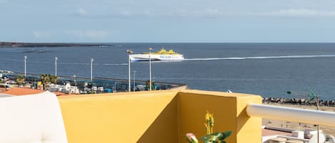 mesa terraza vista al mar