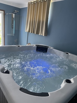 Indoor spa tub