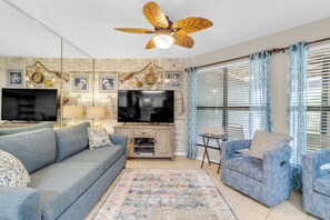 Sandpiper 4B Living Area