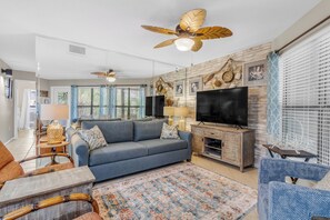 Sandpiper 4B Living Area