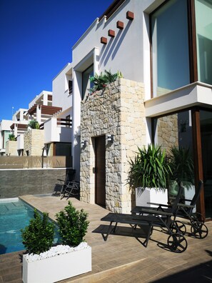 Villa Caine - 3 story modern detached villa with private pool 