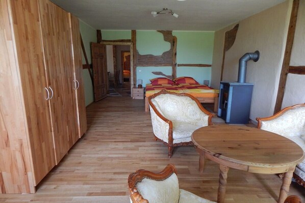 Wohn/Schlafzimmer 2
