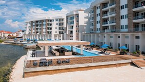 Poolbar