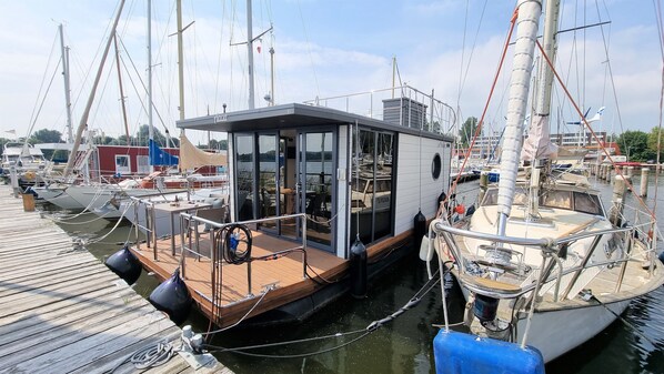 Außenansicht Hausboot Aava