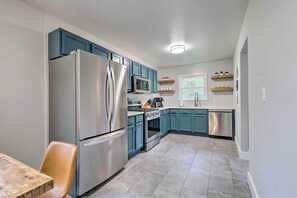 Kitchen | Fully Equipped w/ Cooking Basics