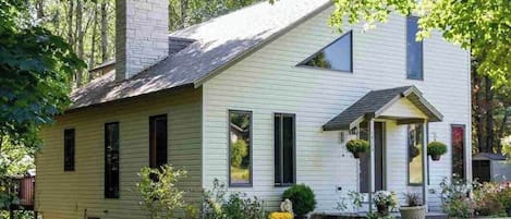 Gorgeous Long Lake home with Hot Springs Prodigy hot tub - walk to the beach/boat launch, 8 minutes to Traverse City. We provide 2 kayaks & 2 stand up paddle boards for your use.