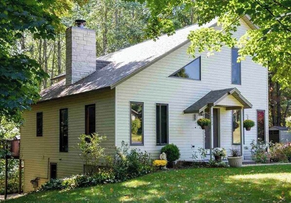 Gorgeous Long Lake home with Hot Springs Prodigy hot tub - walk to the beach/boat launch, 8 minutes to Traverse City. We provide 2 kayaks & 2 stand up paddle boards for your use.