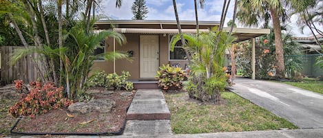 Dania Beach Vacation Rental | 2BR | 2BA | 760 Sq Ft | Single-Story Home