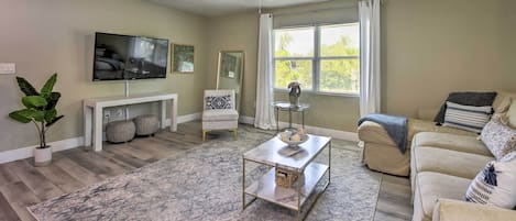 Sarasota Vacation Rental | 2BR | 1BA | Top Floor Via Stairs | 852 Sq Ft