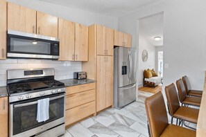 Bright and spacious kitchen with breakfast bar