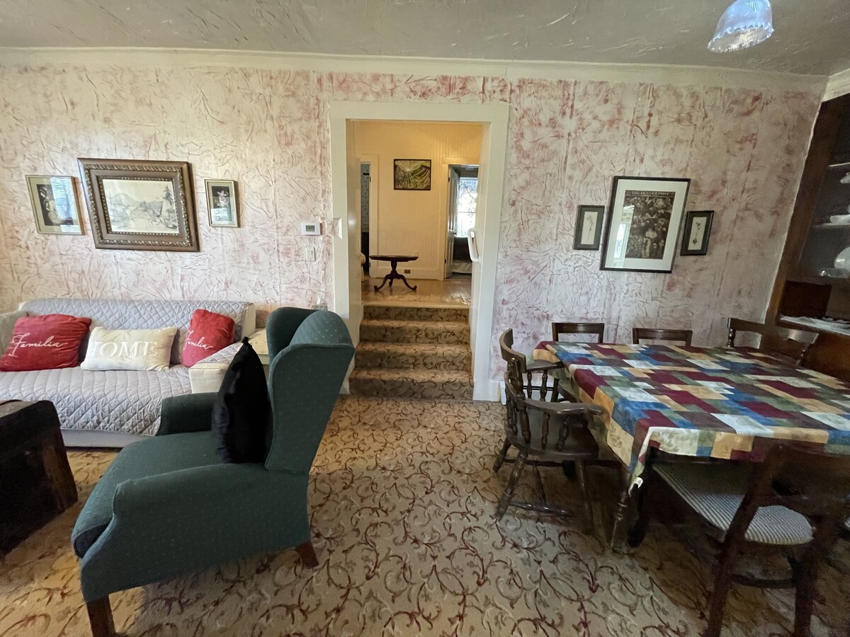 Wonderful family home that welcomes your family to sit and stay!!
