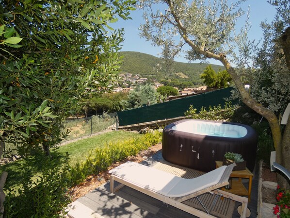 Outdoor spa tub