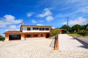 casa vista da entrada.