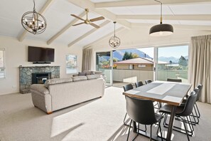 Dining/Lounge