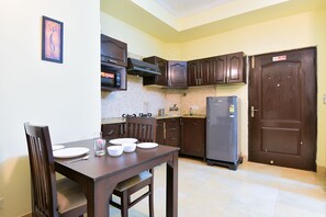 Fully Equipped Kitchen By BedChambers in Gurgaon.