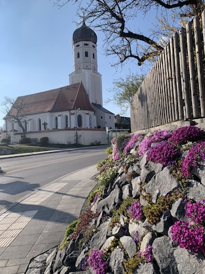 Dorfidylle (Erlinger Dorfkirche gegenüber Gasthaus zur Post- Wildspezialitäten)