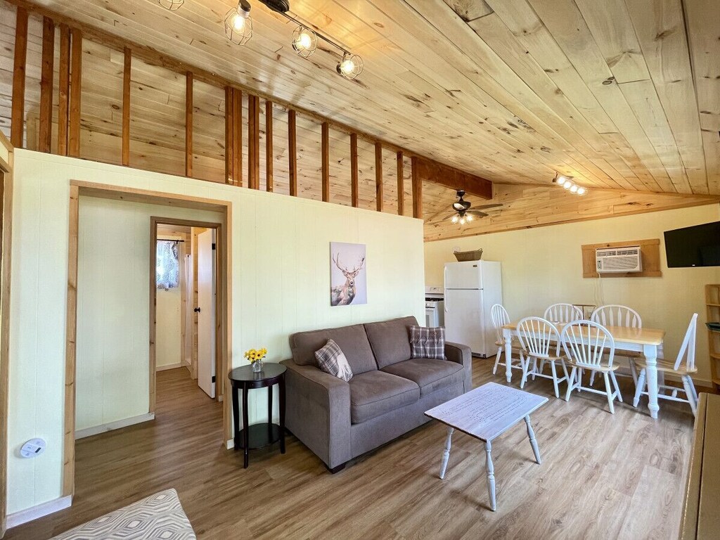 Cottage 2: Catch More Resort - Campbellford