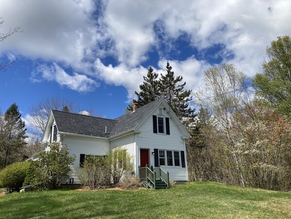 Comfy 2 BR Acadia Downeast Rural Coastal Home Fast WIFI, 30 Min to Bar Harbor